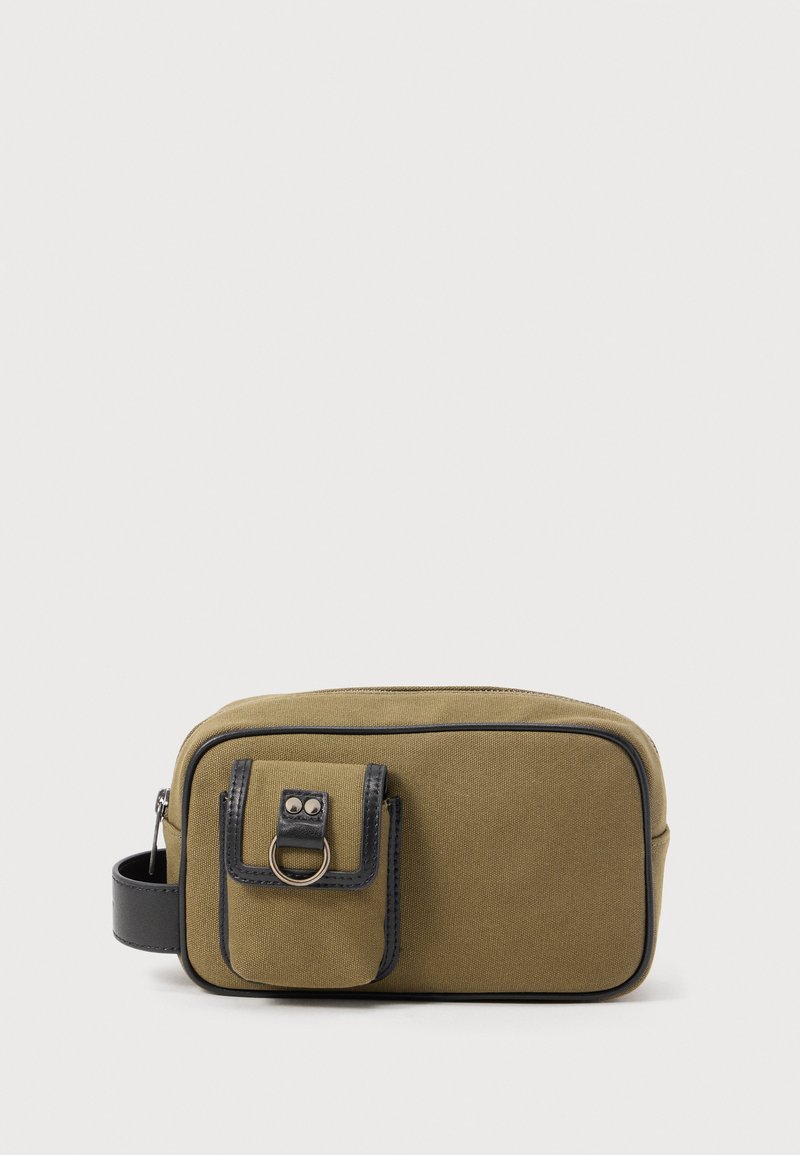 Μικρό ορθογώνιο τσαντάκι σε ελαιί πράσινο χρώμα με μαύρο φερμουάρ, μαύρο περίγραμμα, μπροστινή τσέπη με καπάκι, μεταλλικό δαχτυλίδι και πλαϊνή λαβή.