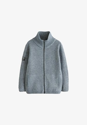 Cardigan grigio a zip con colletto alto, texture a costine e tasche laterali. Presenta una piccola etichetta con logo sul maniche.