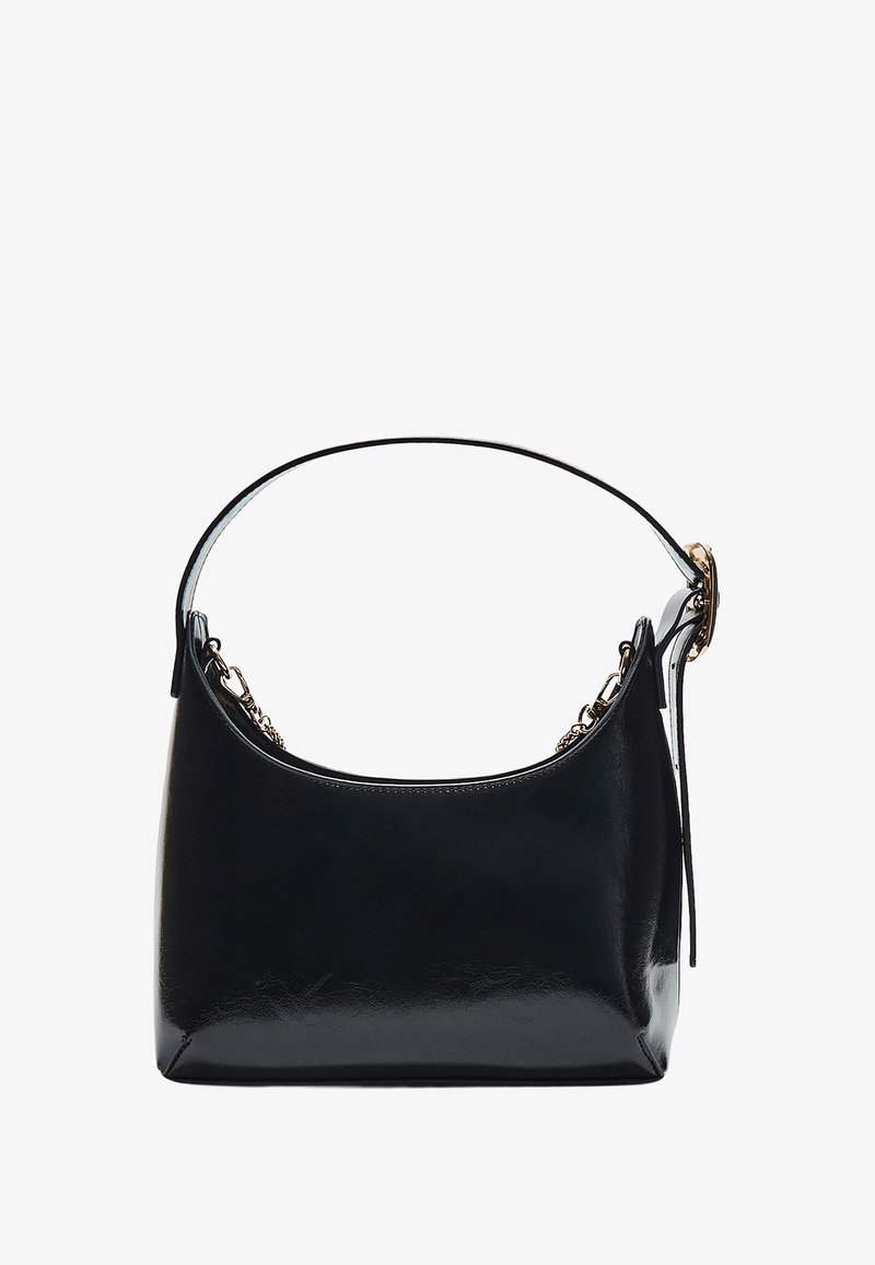 Černá kožená kabelka přes rameno s hladkým povrchem, zakřiveným tvarem a odnímatelným řetízkovým popruhem. Má vrchní zipové uzavření a nenápadný detail s logem.