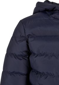 Marineblå jakke med hette, med kviltet design, synlige sømmer og glatt tekstur for isolasjon og varme.