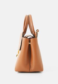 Sac à main en cuir texturé marron avec une forme structurée, deux poignées supérieures et un accent en métal doré au niveau de la fermeture éclair.