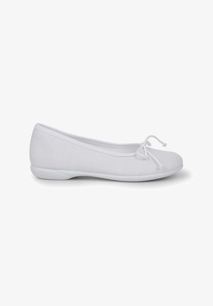 Ballerines blanches en tissu texturé, avec un bout rond, des lacets fins et une semelle en caoutchouc blanc flexible.