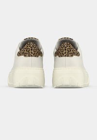 Baskets à plateforme blanches avec semelles crème, vues de dos, avec des accents à imprimé léopard sur la zone du talon.