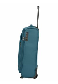 Teal reiskoffer met een gestructureerd stoffen oppervlak, uitschuifbare zwarte handgreep, dubbele wielen en ritsdetails aan de zijkant.