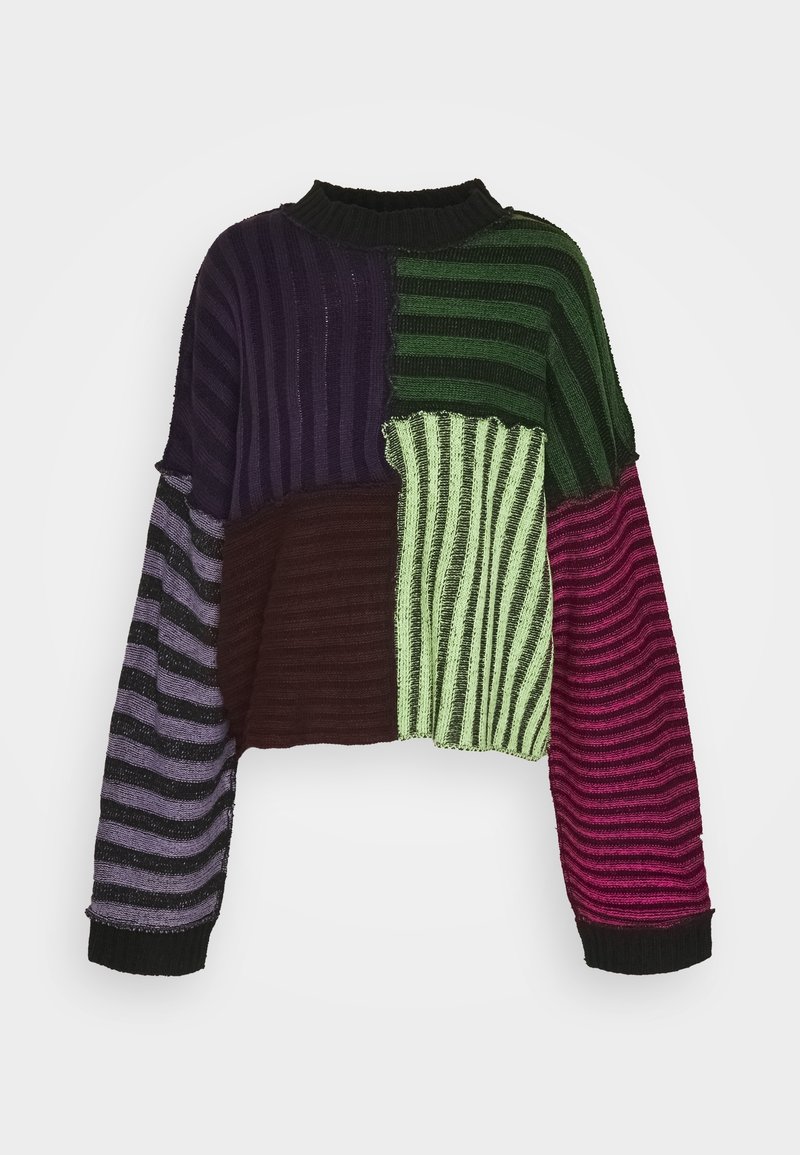 Pull en maille style patchwork avec une texture côtelée aux rayures violettes, vertes, vert clair, marron et roses, manches longues et col rond.