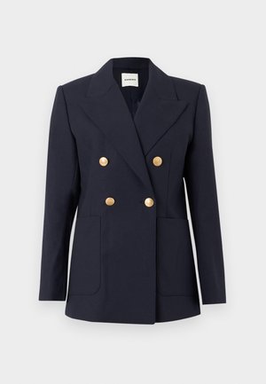 Tamsiai mėlynas dvieilis švarkas su plačiomis atlapomis, keturiais auksiniais dekoratyviniais mygtukais ir dviem priekinėmis kišenėmis, prigludusio silueto.