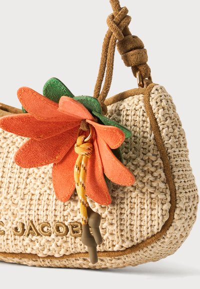 Πλεκτή μπεζ τσάντα με καφέ περιθώριο, με πορτοκαλί και πράσινο σουέτ λουλουδάτο γούρι και λουράκι με κόμπο.