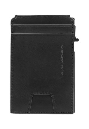 Portafoglio nero slim in pelle con due fessure per carte, linguetta laterale e nome del marchio "Piquadro" impresso verticalmente.