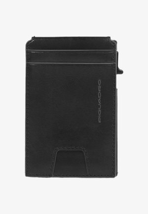 Portafoglio nero slim in pelle con due fessure per carte, linguetta laterale e nome del marchio "Piquadro" impresso verticalmente.
