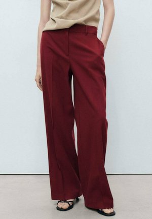 Pantalons bordeaux à jambes larges en tissu texturé, présentant une coupe ajustée avec des poches latérales et une taille sans couture.