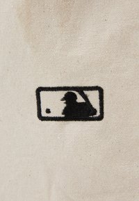 New Era Maisiņveida soma - white