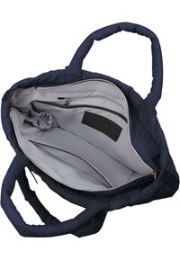 Jūras spēku krāsas kviltēta somiņa ar divām mīkstinātām rokturiem. Plaša pelēka iekšpusē ar rāvējslēdzēja kabatu un vairākiem slīdošajiem nodalījumiem. Redzama zīmola etiķete.