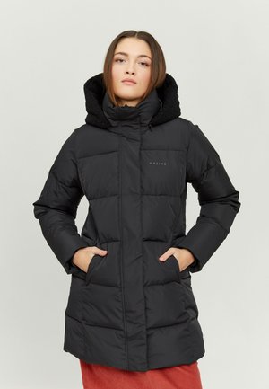 Schwarze Pufferjacke mit einer strukturierten, fleecegefütterten Kapuze, horizontal gestepptem Design und Seitentaschen, mit einem Logo auf der Brust.