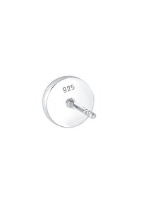 Cercei cu carcasa din argint sterling, cu o suprafață circulară și netedă marcată cu "925" și un tijă subțire pentru fixare.