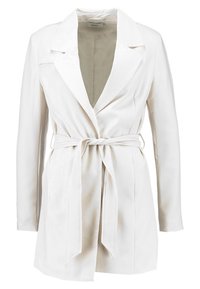 Biały żakiet z paskiem, kołnierzem z klapami, fakturowaną tkaniną, długimi rękawami i dopasowanym fasonem. Otwarty przód i gładka podszewka.