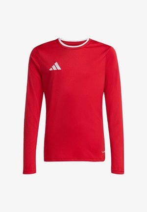Camiseta deportiva roja de manga larga con ribete blanco en el cuello redondo y un logo blanco de tres franjas en la parte superior izquierda del pecho.