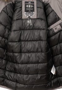 Černá prošívaná bunda typu puffer s prošívaným vzorem, přišitými přihrádkami a štítkem s dekorativními doplňky na vnitřní podšívce.