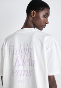 Calvin Klein Jeans FONT BACK GRAPHIC BOYFRIEND TEE - Μπλουζάκι με στάμπα - bright white