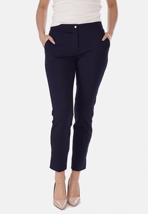 Pantaloni tapered blu navy realizzati in tessuto morbido, con tasche laterali, chiusura frontale con bottone e vita a media altezza.