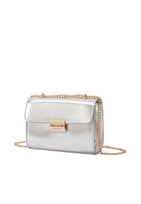 Borsa a tracolla metallicamente argentata con una cinghia dorata. Presenta una forma rettangolare, chiusura a patta e una superficie liscia con un accento in metallo dorato.