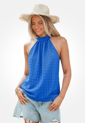 Haut dos nu bleu avec tissu texturé et encolure froncée ; associé à un short en denim déchiré. Présente une coupe décontractée et un ourlet arrondi.