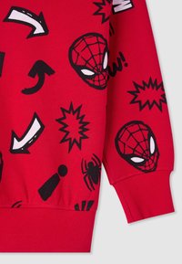 Felpa rossa con teste di Spiderman nere, frecce e esplosioni grafiche. Materiale in cotone con polsini e orlo a costine. Motivi audaci e giocosi.