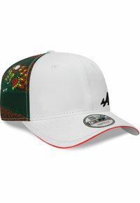 Weißer Hut mit einem bunten grünen und roten Drachenmotiv auf einer Seite, mit gebogenem Schirm und einem schwarzen Logo auf der Vorderseite.