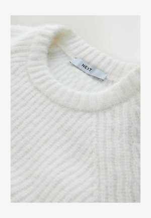 Weißer, gerippter Pullover aus weichem, flauschigem Material mit rundem Ausschnitt. Verfügt über ein eingenähtes Etikett mit der Aufschrift "NEXT".