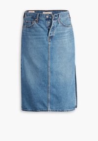 Jupe en jean bleu longueur genou avec braguette à boutons, passants de ceinture, poches avant et fente latérale sur fond blanc.