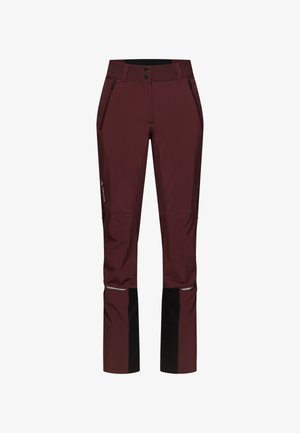 Bordeauxkleurige buiten softshellbroeken met zwarte panelen aan de onderbenen, ritszakken aan de zijkant, dubbele knoop in de taille en reflecterende accenten op de knieën.