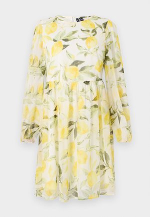 Robe à manches courtes en tissu léger et transparent avec un motif de citrons jaunes et de feuilles vertes, dotée d'une taille froncée et d'un col rond.
