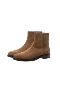 Botas de tobillo de ante marrón con una textura suave, puntera redonda y suela de goma negra. Cuenta con un cierre de cremallera en el lateral.