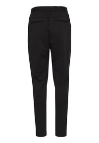 Zwarte broek met een elastische tailleband, tapse vorm en twee achterzakken. Het materiaal lijkt soepel en lichtjes gestructureerd.