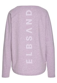 Lila langärmliges Shirt mit rundem Halsausschnitt und lässiger Passform; verfügt über großen weißen Text "ELBSAND" senkrecht auf dem Rücken.