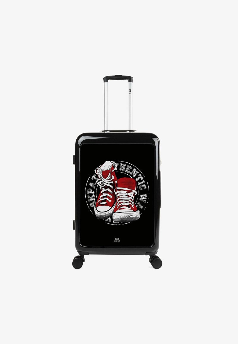Maleta rígida negra con un gráfico de zapatillas rojas de caña alta en un diseño circular, con acentos blancos y un mango retráctil.