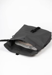Schwarzer wasserfester Rucksack mit glatter Textur, obere Klappenverschluss, verstellbarem Schulterriemen und Innenfach mit Reißverschluss. Minimalistisches Design.