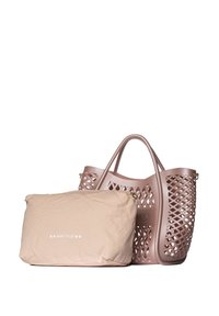 Sac fourre-tout perforé rose en plastique avec des doubles poignées, accompagné d'une pochette en tissu beige ornée d'un logo en texte blanc.