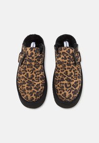 Scarpe slip-on con stampa leopardata, in morbido suede, foderate in pelliccia sintetica nera, con cinturino regolabile e suola in gomma.