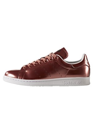 Lavtopet metallisk mørkerød Adidas-sneaker med hvid sål, snørebånd og perforerede tre striber på siden.