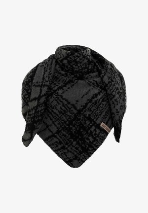 Zwarte en grijze scarl met een patroon, driehoekige vorm, gebreide textuur, met een stoffen label aan de rand. Het ontwerp heeft een geruit patroon.