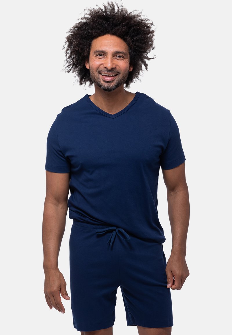 Navyblauwe katoenen t-shirt met korte mouwen en een v-hals, gecombineerd met bijpassende shorts met een verstelbare tailleband met trekkoord.