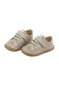 Zapatos de cuero beige con detalle perforado, correa de Velcro y suela de goma flexible. Forma redondeada, diseño bajo y interior suave.