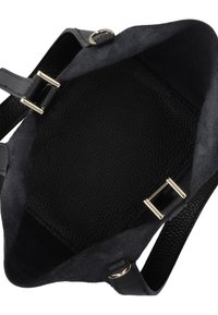 Zwarte leren handtas met een gestructureerde afwerking, suede voering en gouden accenten. Open bovenkant onthult een ruime binnenkant.