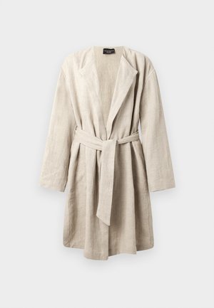 Bež lanena halja s šal ovratnikom, dolgimi rokavi in pasom za zavezovanje. Ima sproščen kroj in mehko teksturo.