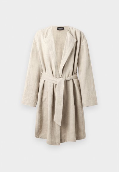 Μπεζ ρόμπα από λινό με γιακά σάλι, μακριά μανίκια και δεμένο στη μέση. Διαθέτει άνετη εφαρμογή και απαλό υφή.