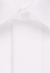 Nahaufnahme eines weißen Hemdkragens mit geschlossenem oberstem Knopf, der ordentliche Nähte und glatte Stoffstruktur zeigt.