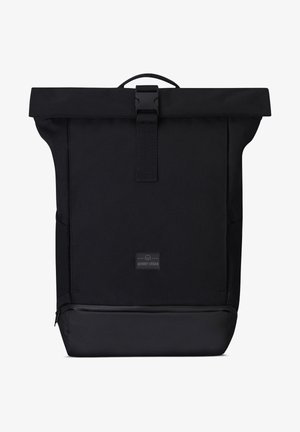 Zaino roll-top nero realizzato in tessuto resistente. Presenta una chiusura superiore con fibbia, una superficie testurizzata e un compartimento inferiore con zip per la conservazione.