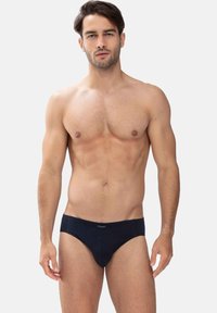 Boxer bleu foncé pour homme en tissu doux, avec une taille élastique et un design minimaliste. Présente une forme ajustée et une texture lisse.