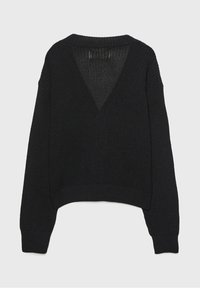 Suéter de punto negro con un diseño recortado, mangas anchas y un detalle en la parte posterior en forma de V. Presenta puños acanalados y un tejido texturizado.