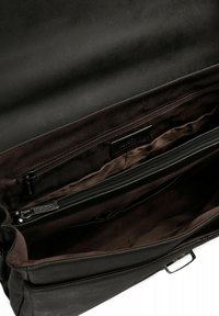 Czarna skórzana torba kurierska o gładkim wykończeniu. Wnętrze ma brązową tkaninę podszewkową i jedną zasuwaną kieszeń dla lepszej organizacji.